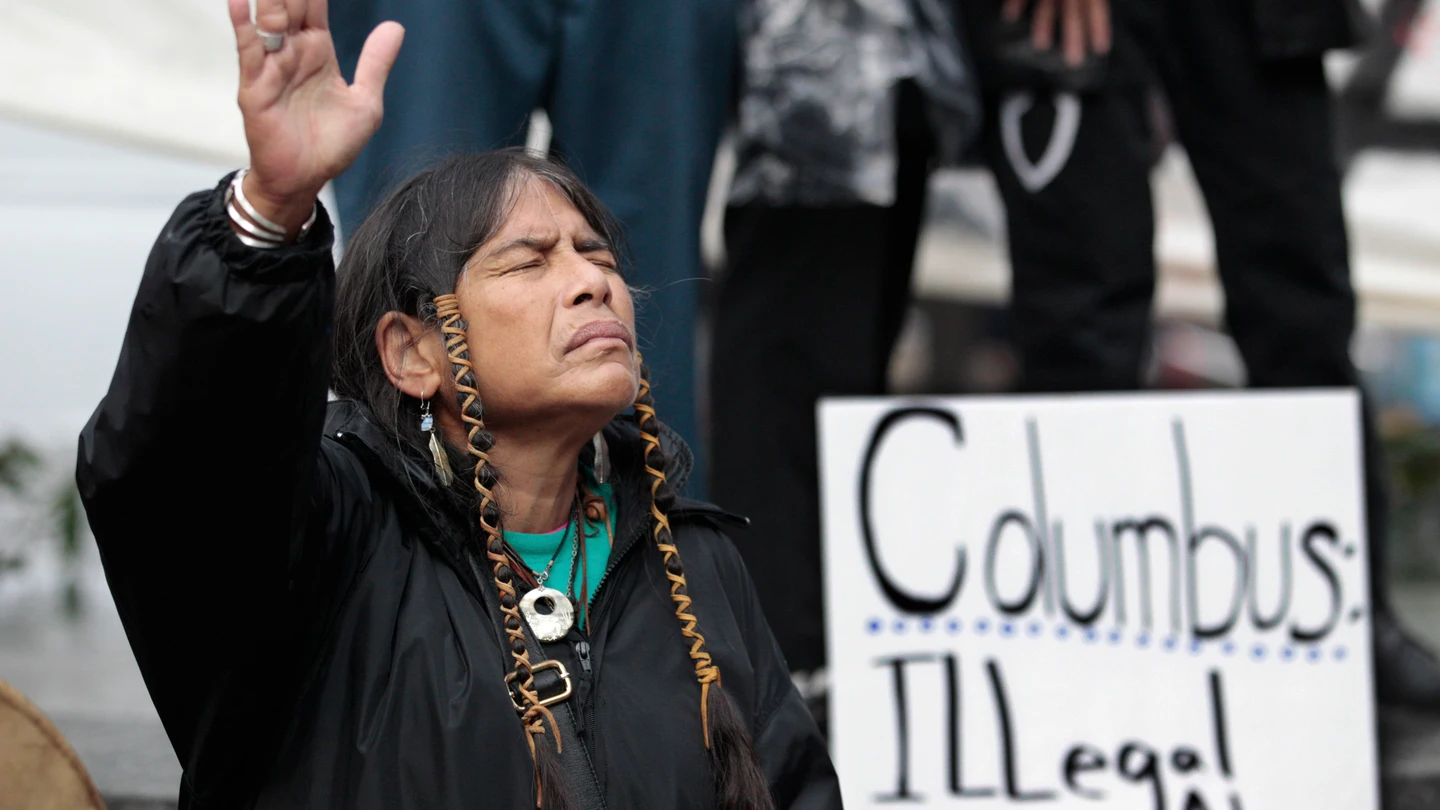Un miembro de la tribu Cowichan en una protesta contra el Columbus Day en Seattle, Estados Unidos, en 2011 Un miembro de la tribu Cowichan en una protesta contra el Columbus Day en Seattle, Estados Unidos, en 2011