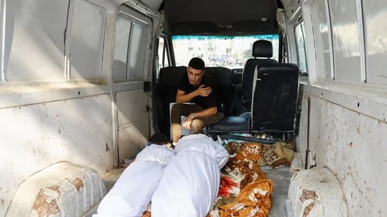 Un familiar junto a los cuerpos de dos palestinos en un hospital de la ciudad de Gaza Un familiar junto a los cuerpos de dos palestinos en un hospital de la ciudad de Gaza