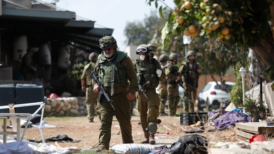 Soldados israelíes caminan por Kfar Aza Soldados israelíes caminan por Kfar Aza