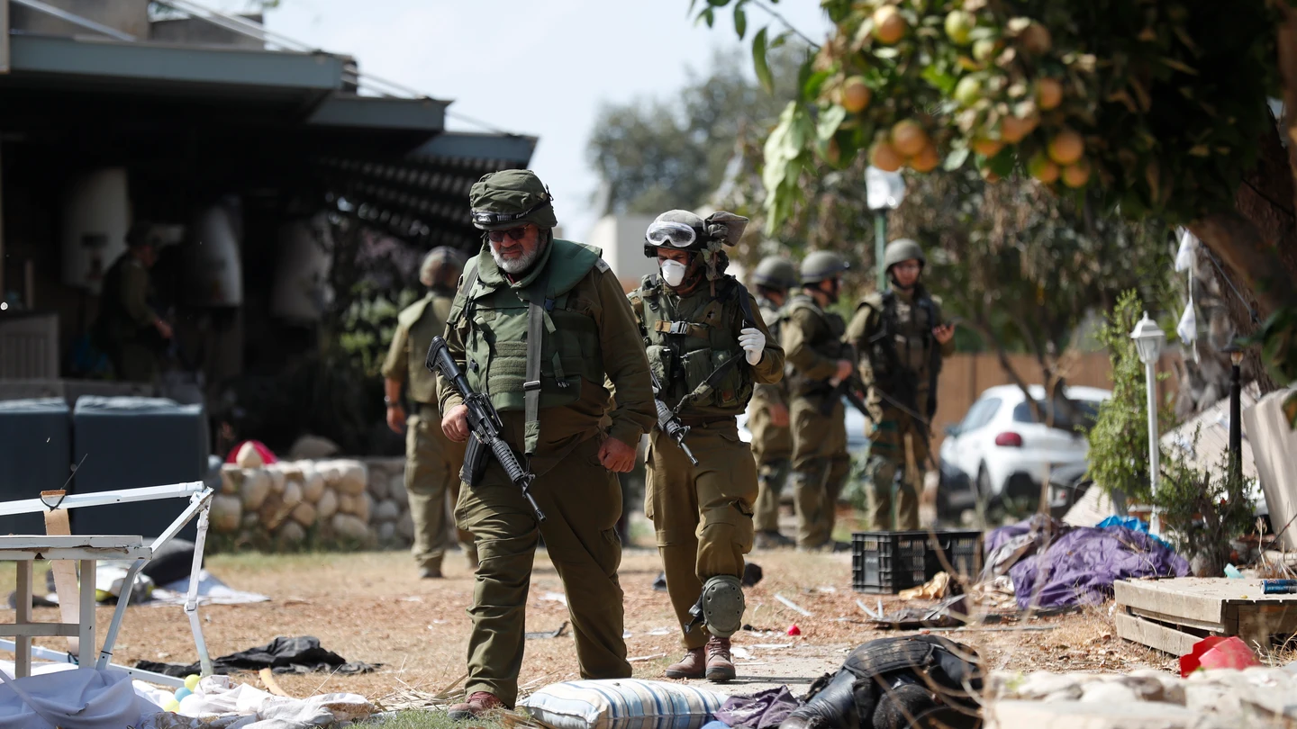 Soldados israelíes caminan por Kfar Aza Soldados israelíes caminan por Kfar Aza