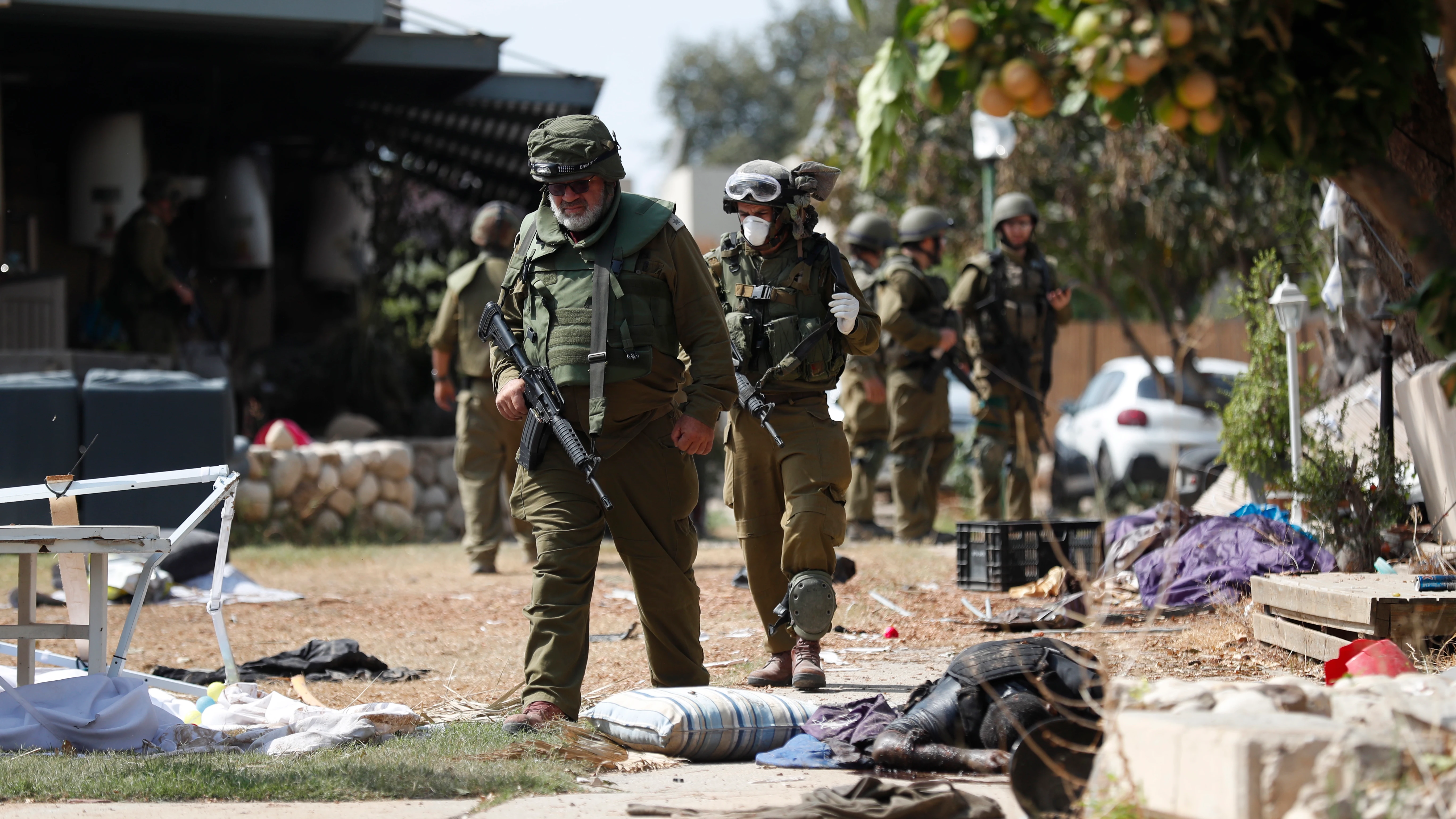 Soldados israelíes caminan por Kfar Aza