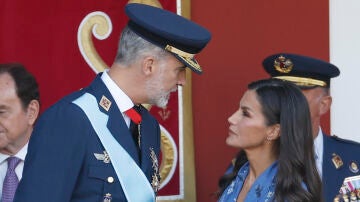 El rey Felipe VI y la reina Letizia, tras su llegada este jueves al desfile del Día de la Fiesta Nacional en Madrid.