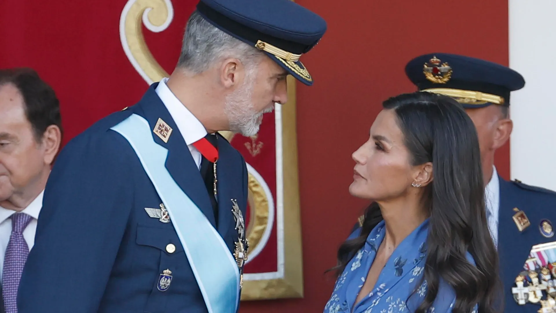 El rey Felipe VI y la reina Letizia, tras su llegada este jueves al desfile del Día de la Fiesta Nacional en Madrid.