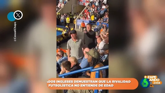 El divertido momento en el que un niño vuelve 'locos' a dos aficionados rivales durante un partido El divertido momento en el que un niño vuelve 'locos' a dos aficionados rivales durante un partido