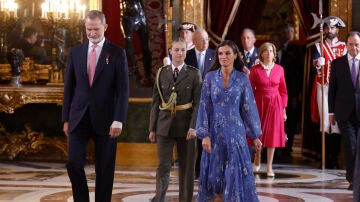 Los reyes Felipe y Letizia seguidos por la princesa Leonor a su llegada a la recepción ofrecida con motivo del Día de la Fiesta Nacional, este jueves en Madrid.