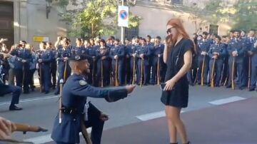 Un militar le pide matrimonio a su novia instantes previos al desfile militar del 12 de octubre