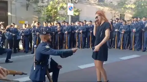 Un militar le pide matrimonio a su novia instantes previos al desfile militar del 12 de octubre