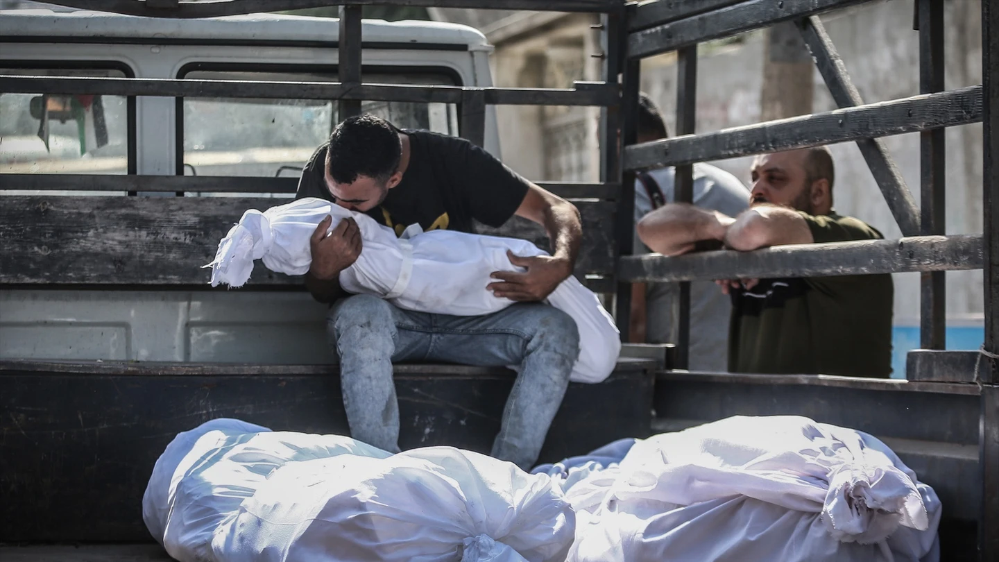 Un palestino besa el cadáver de un niño bombardeado en Gaza Un palestino besa el cadáver de un niño bombardeado en Gaza