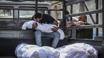 Un palestino besa el cadáver de un niño bombardeado en Gaza