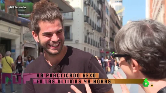 La reacción de un chico cuando Thais Villas le pregunta en plena calle cuándo fue la última vez que tuvo sexo La reacción de un chico cuando Thais Villas le pregunta en plena calle cuándo fue la última vez que tuvo sexo