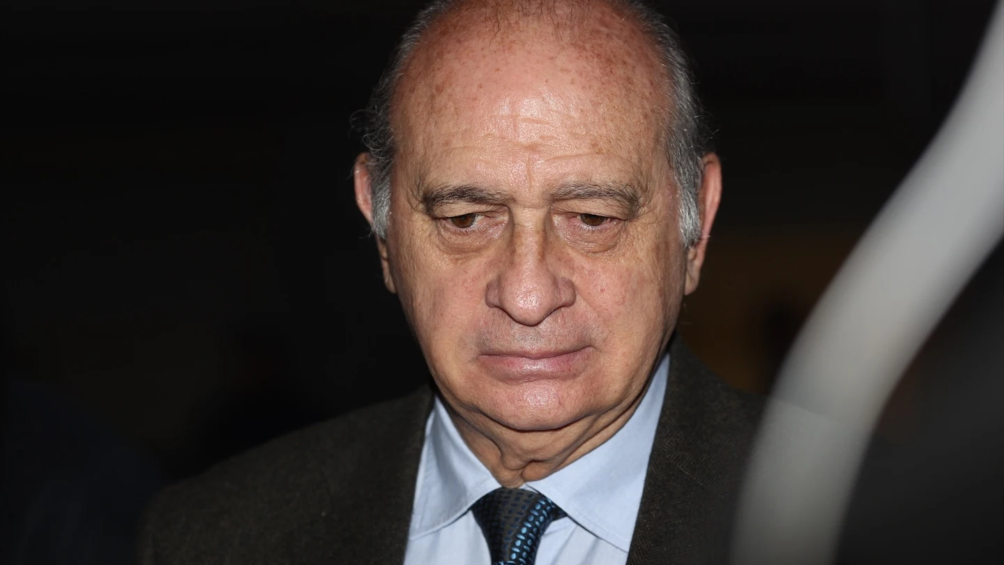 El juez acuerda enviar a juicio a Fernández Díaz y la excúpula de Interior del PP por la 'Operació Kitchen' El juez acuerda enviar a juicio a Fernández Díaz y la excúpula de Interior del PP por la 'Operació Kitchen'