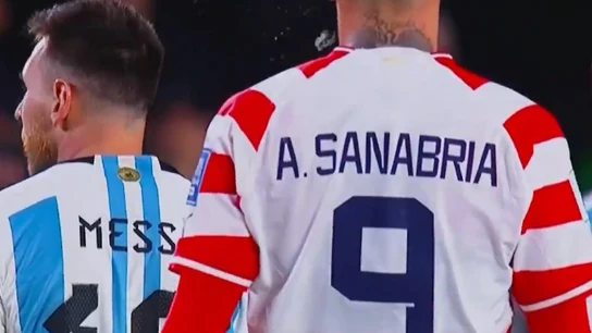 Antonio Sanabria escupiendo a Leo Messi Antonio Sanabria escupiendo a Leo Messi