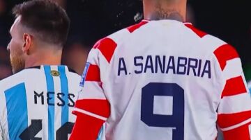 Antonio Sanabria escupiendo a Leo Messi