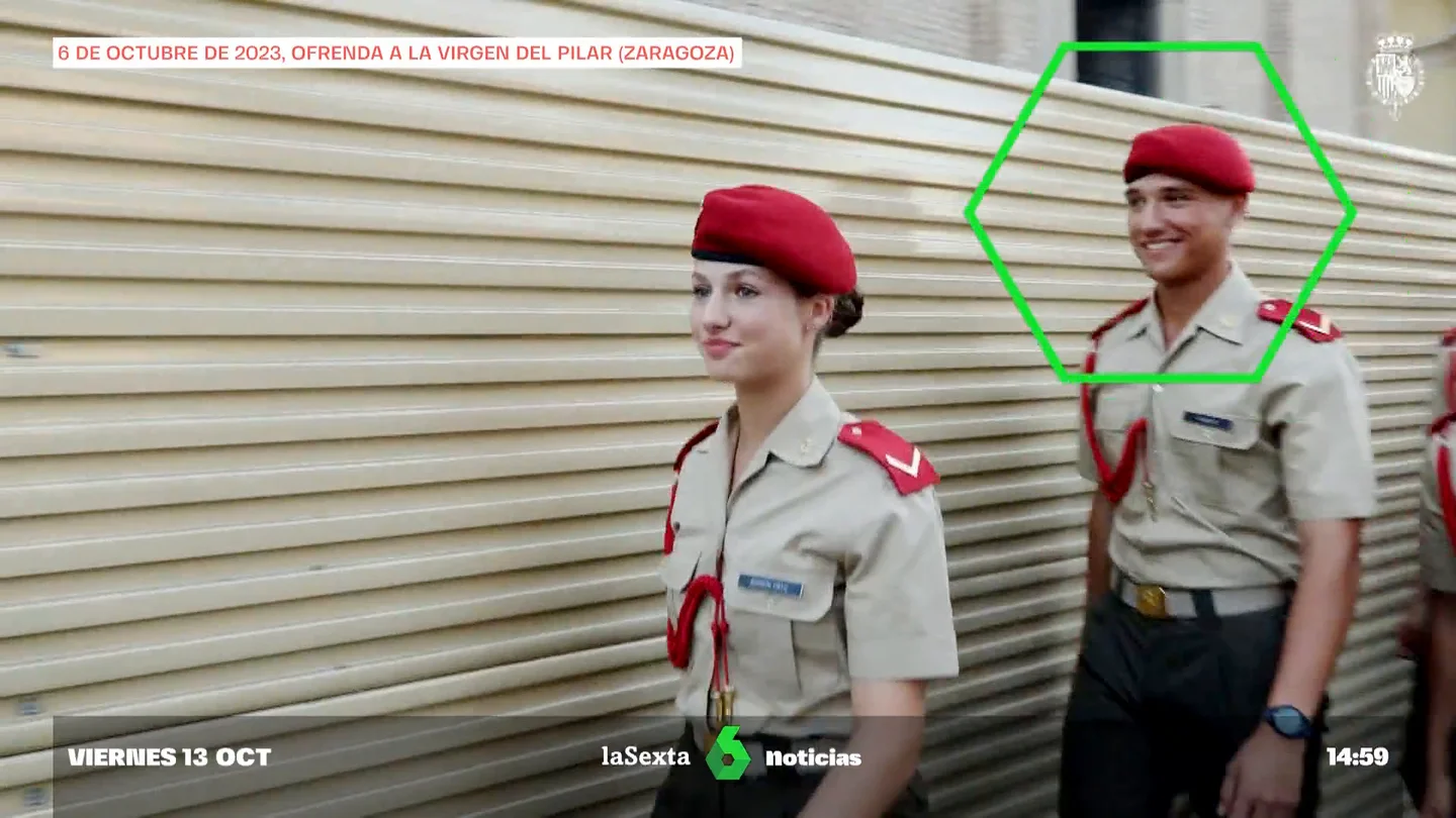 ¿Quién es el cadete que provoca las miradas entre los reyes y Leonor? Sus otras fotos juntos en la Academia Militar ¿Quién es el cadete que provoca las miradas entre los reyes y Leonor? Sus otras fotos juntos en la Academia Militar
