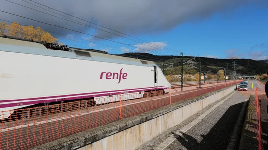 Interrumpida la línea del AVE entre la Comunidad Valencia y Madrid por una rotura de la catenaria  Interrumpida la línea del AVE entre la Comunidad Valencia y Madrid por una rotura de la catenaria