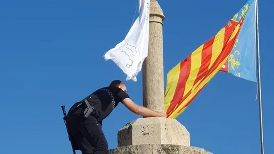 Colocan una bandera con versículos del Corán en las Torres de Serrano de Serrano de Valencia Colocan una bandera con versículos del Corán en las Torres de Serrano de Serrano de Valencia
