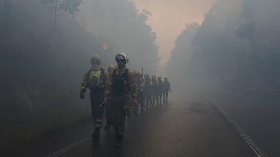 El incendio de Trabada (Lugo) obliga a cortar la A-8 El incendio de Trabada (Lugo) obliga a cortar la A-8