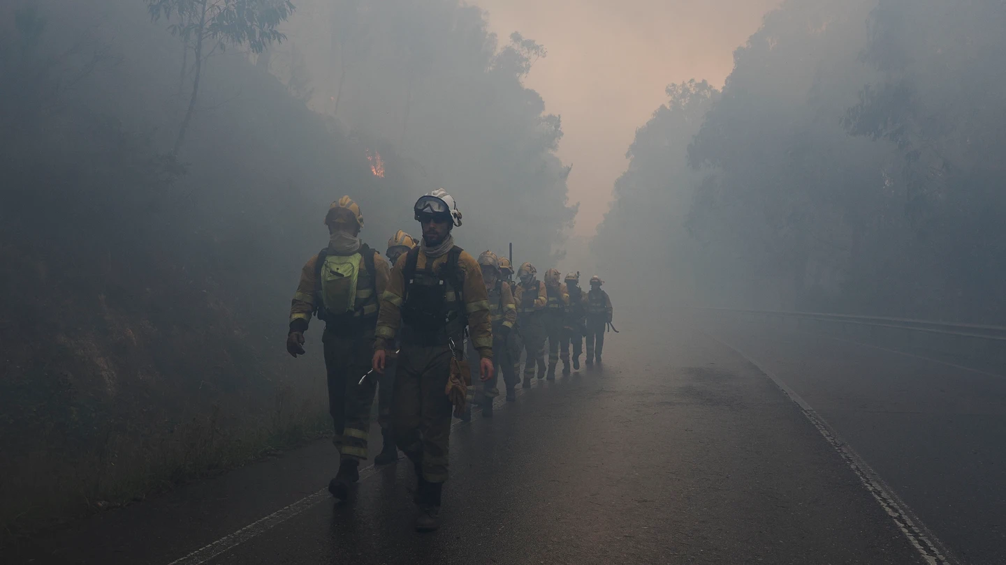 El incendio de Trabada (Lugo) obliga a cortar la A-8 El incendio de Trabada (Lugo) obliga a cortar la A-8