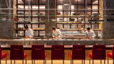 Barra de sushi del restaurante japonés Zuma Madrid Barra de sushi del restaurante japonés Zuma Madrid