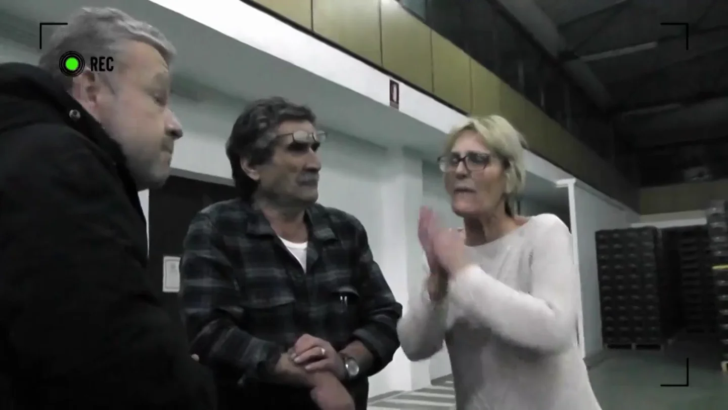 El tenso momento en el que una mujer interrumpe una entrevista de Chicote: "Que te calles. Esto está denunciado" El tenso momento en el que una mujer interrumpe una entrevista de Chicote: "Que te calles. Esto está denunciado"
