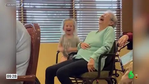 El tierno vídeo viral de la niña que se lo pasa pipa en la residencia de ancianos a la que va todas las tardes