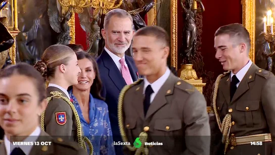 El porqué de las miradas de complicidad de los Reyes a Leonor tras conocer a sus amigos en el besamanos El porqué de las miradas de complicidad de los Reyes a Leonor tras conocer a sus amigos en el besamanos