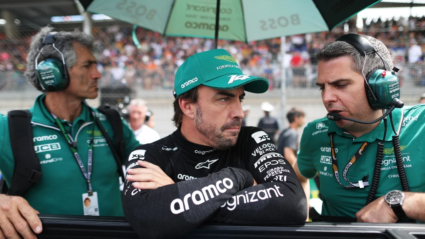 Fernando Alonso, con dos miembros de Aston Martin Fernando Alonso, con dos miembros de Aston Martin