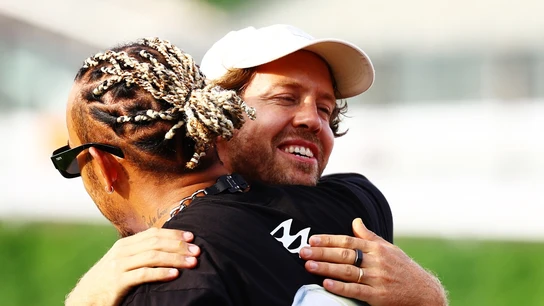 Sebastian Vettel se abraza a Lewis Hamilton Sebastian Vettel se abraza a Lewis Hamilton
