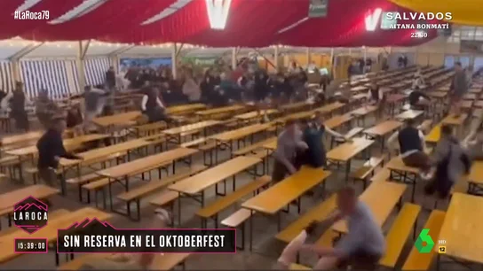 El sorprendente momento en el que centenares de jóvenes se pelean por las mesas del Oktoberfest El sorprendente momento en el que centenares de jóvenes se pelean por las mesas del Oktoberfest