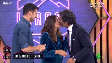 El tierno beso de Juan del Val a Nuria Roca en La Roca