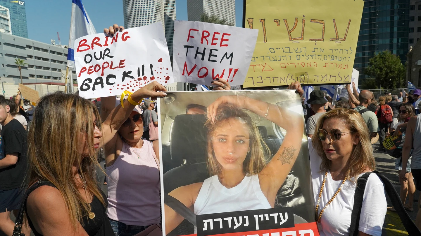 Israelíes asisten a una manifestación en Tel Aviv para pedir el regreso de sus seres queridos que fueron tomados como rehenes tras una letal infiltración de hombres armados de Hamás desde la Franja de Gaza. Israelíes asisten a una manifestación en Tel Aviv para pedir el regreso de sus seres queridos que fueron tomados como rehenes tras una letal infiltración de hombres armados de Hamás desde la Franja de Gaza.