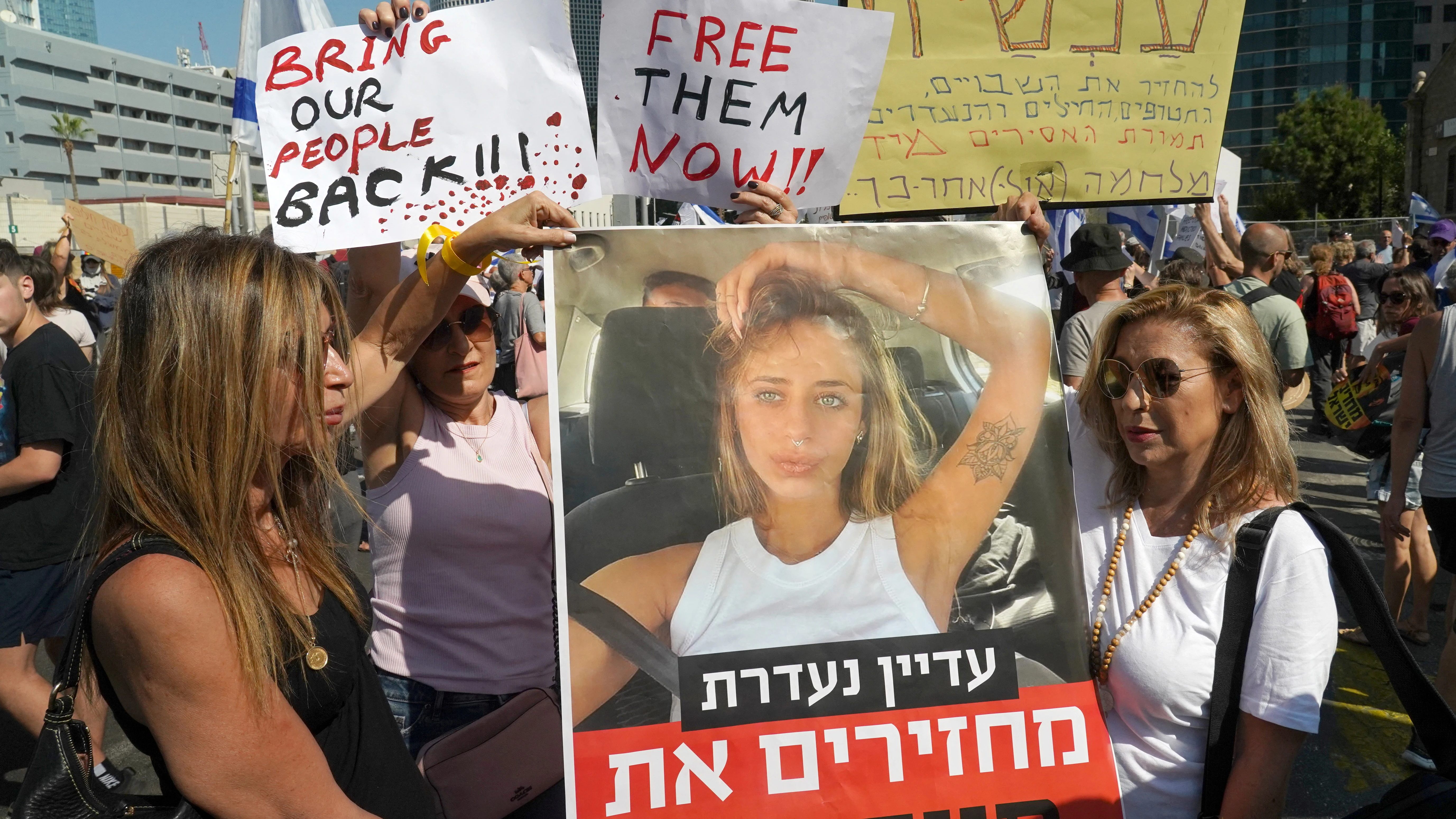 Israelíes asisten a una manifestación en Tel Aviv para pedir el regreso de sus seres queridos que fueron tomados como rehenes tras una letal infiltración de hombres armados de Hamás desde la Franja de Gaza.