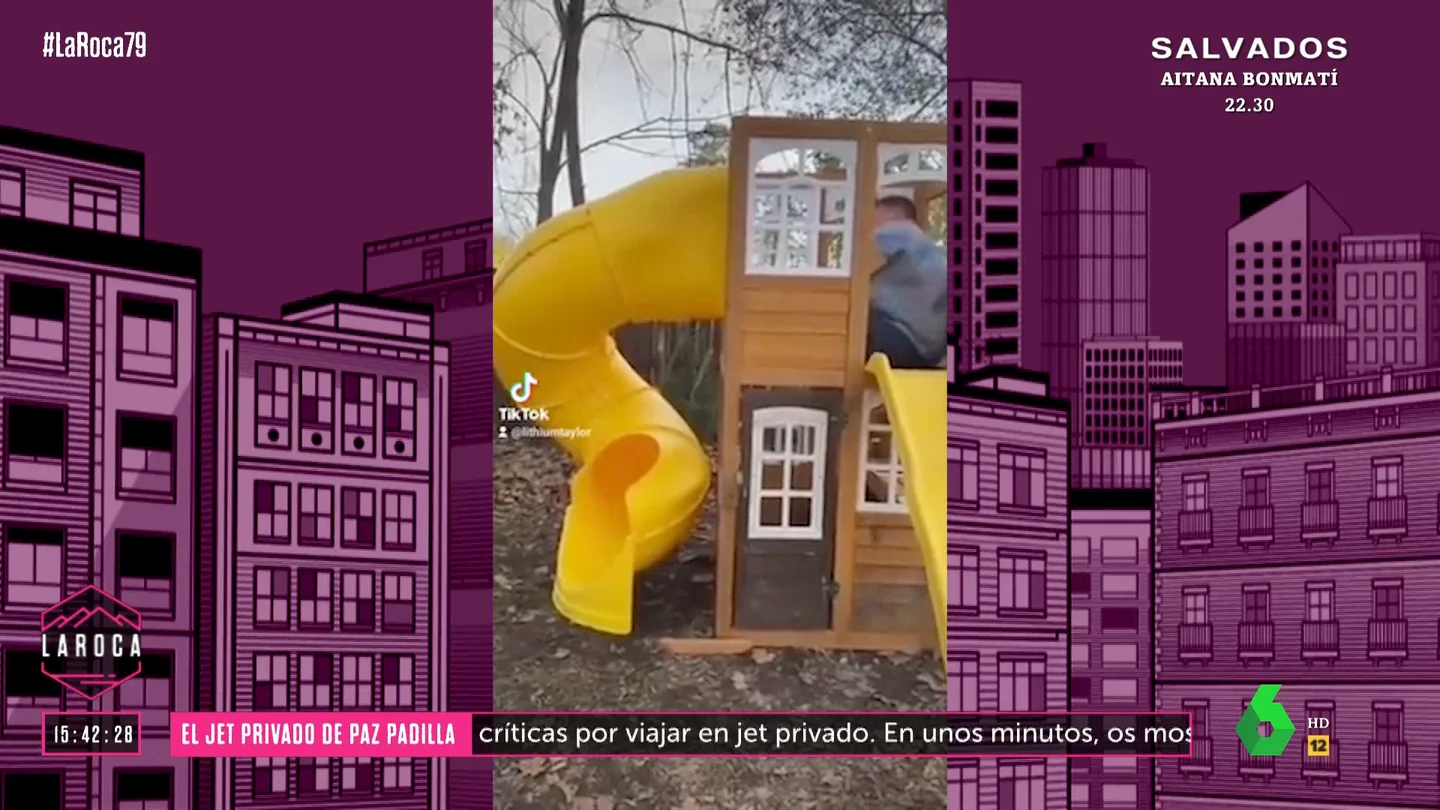 Se tira por un tobogán y acaba volcándolo por su peso Se tira por un tobogán y acaba volcándolo por su peso