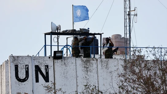 Los miembros de las fuerzas de paz de las Naciones Unidas (FPNUL) observan la frontera entre Líbano e Israel Los miembros de las fuerzas de paz de las Naciones Unidas (FPNUL) observan la frontera entre Líbano e Israel