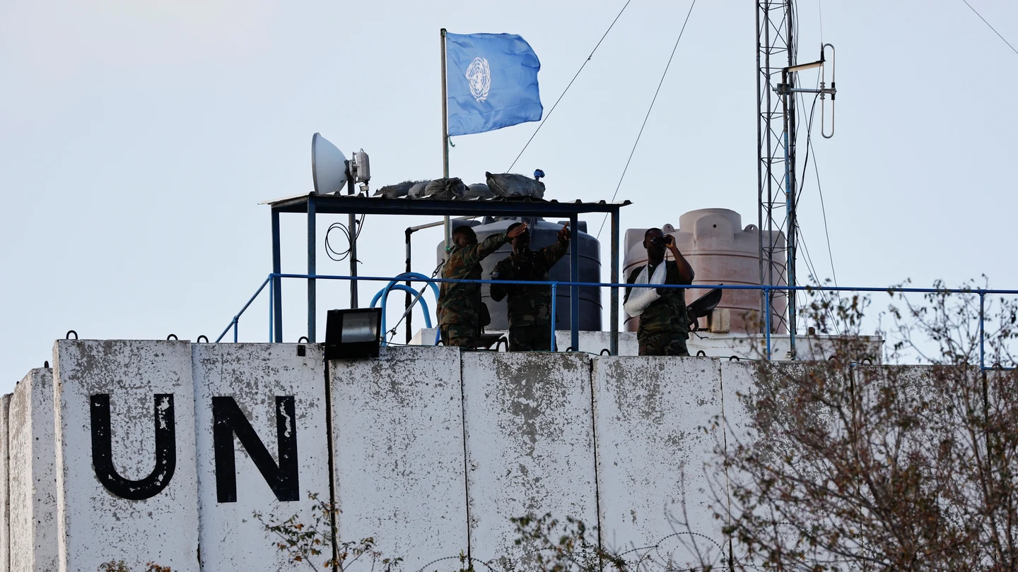 Los miembros de las fuerzas de paz de las Naciones Unidas (FPNUL) observan la frontera entre Líbano e Israel Los miembros de las fuerzas de paz de las Naciones Unidas (FPNUL) observan la frontera entre Líbano e Israel