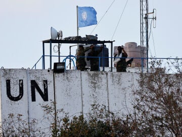 A missile falls on the headquarters of the UN peacekeeping mission in Lebanon, commanded by Spain