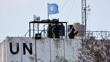 Los miembros de las fuerzas de paz de las Naciones Unidas (FPNUL) observan la frontera entre Líbano e Israel