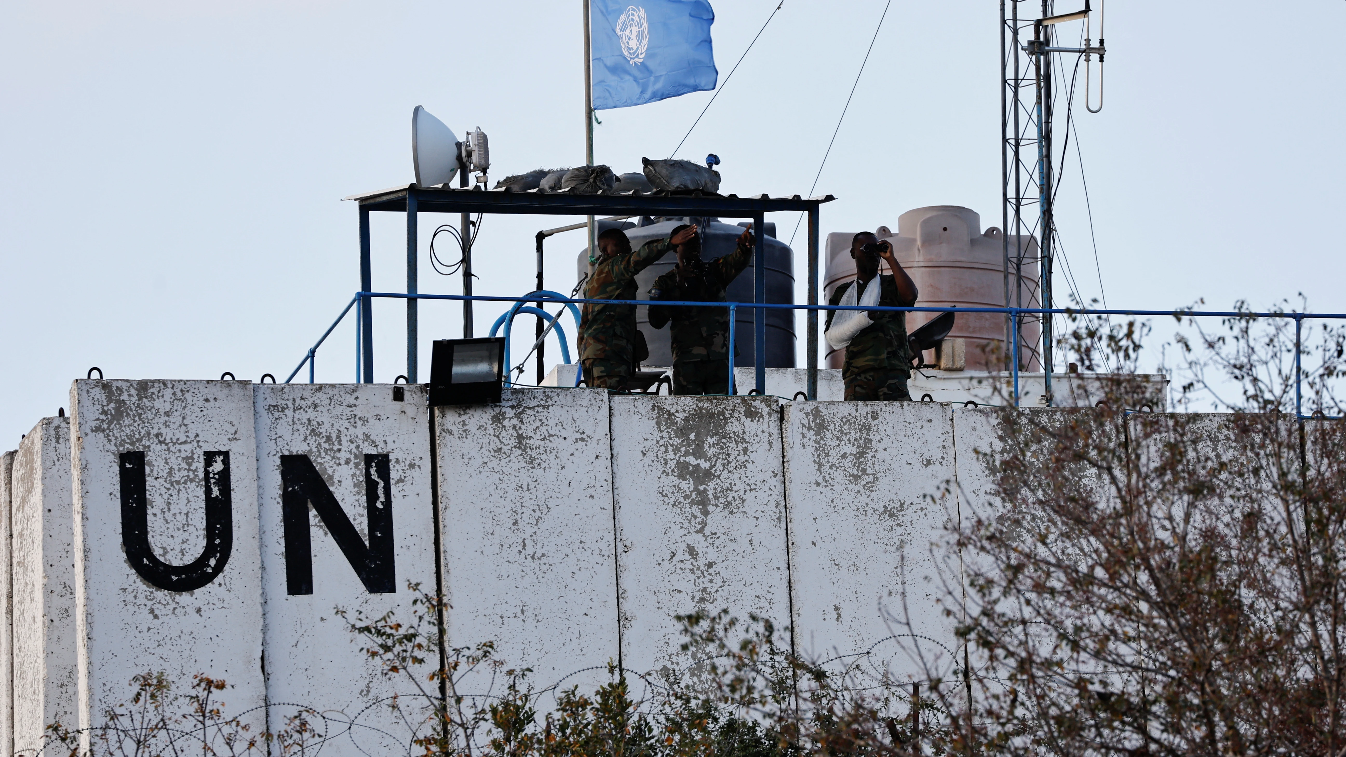 Los miembros de las fuerzas de paz de las Naciones Unidas (FPNUL) observan la frontera entre Líbano e Israel