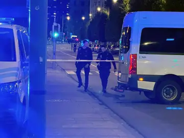 Efectivos de seguridad trabajan en la zona en la que se ha producido el ataque en Bruselas