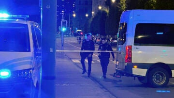 Efectivos de seguridad trabajan en la zona en la que se ha producido el ataque en Bruselas