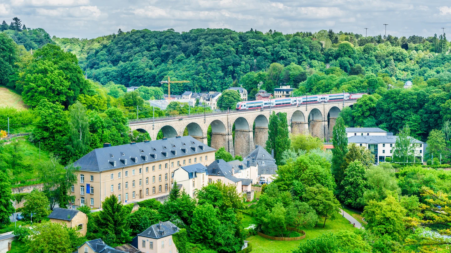 Luxemburgo con las vías del tren de fondo Luxemburgo con las vías del tren de fondo