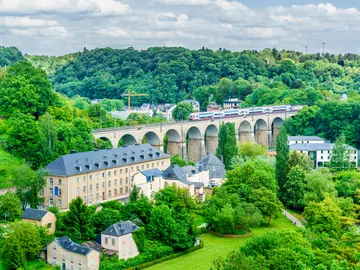 Luxemburgo con las vías del tren de fondo Luxemburgo con las vías del tren de fondo
