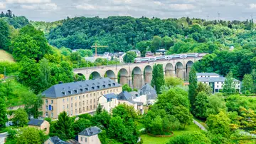 Luxemburgo con las vías del tren de fondo Luxemburgo con las vías del tren de fondo