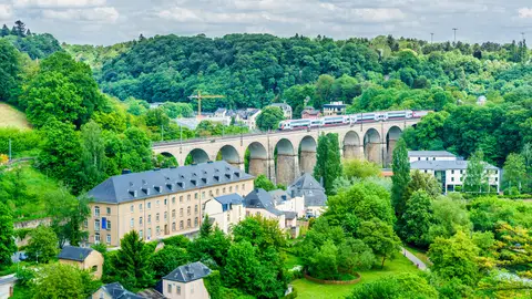 Luxemburgo con las vías del tren de fondo