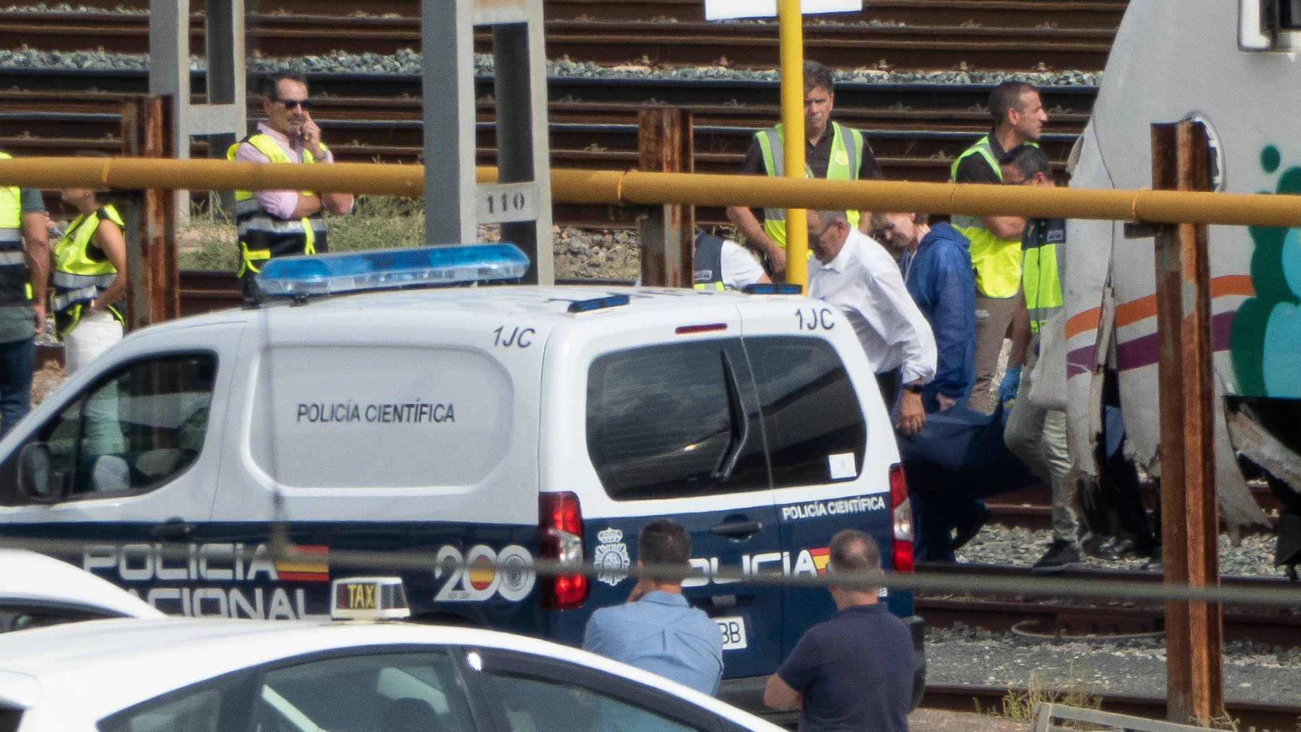 Operarios trabajan en la zona donde ha sido hallado el cadáver de Álvaro Prieto