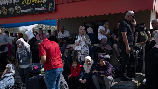 Palestinos intentan cruzar hacia Egipto por el paso de Rafah desde la Franja de Gaza Palestinos intentan cruzar hacia Egipto por el paso de Rafah desde la Franja de Gaza
