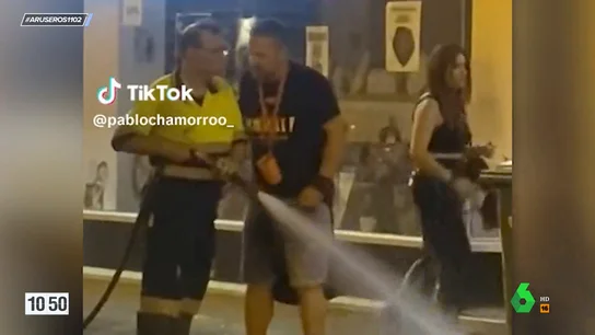 El manguerazo viral de un trabajador de la limpieza a una mujer en plena calle de madrugada: "Ella le lanza una lata de cerveza" El manguerazo viral de un trabajador de la limpieza a una mujer en plena calle de madrugada: "Ella le lanza una lata de cerveza"