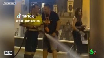 El manguerazo viral de un trabajador de la limpieza a una mujer en plena calle de madrugada: "Ella le lanza una lata de cerveza"