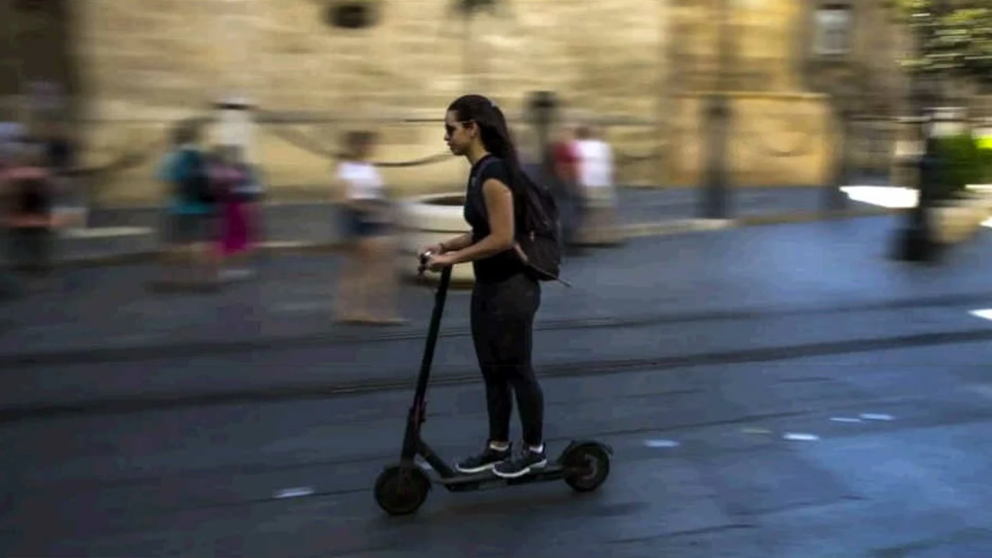 Usuaria de patinete eléctrico patinetes