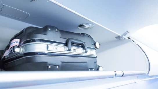 Maleta de mano en la cabina del avión Maleta de mano en la cabina del avión